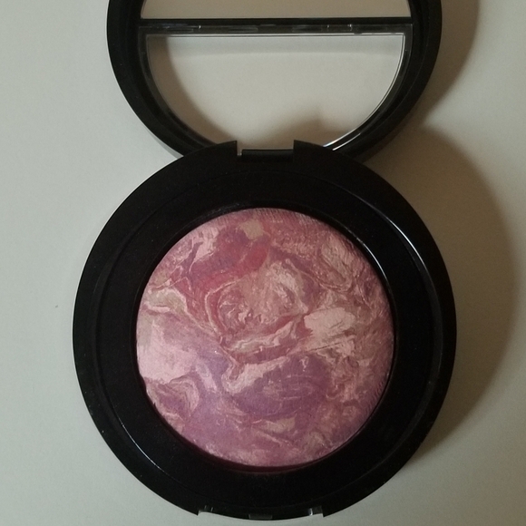 🦋 Laura Geller Baked Blush-N-Brighten Marbleized Blush (In Raspberry) - Picture 9 of 12